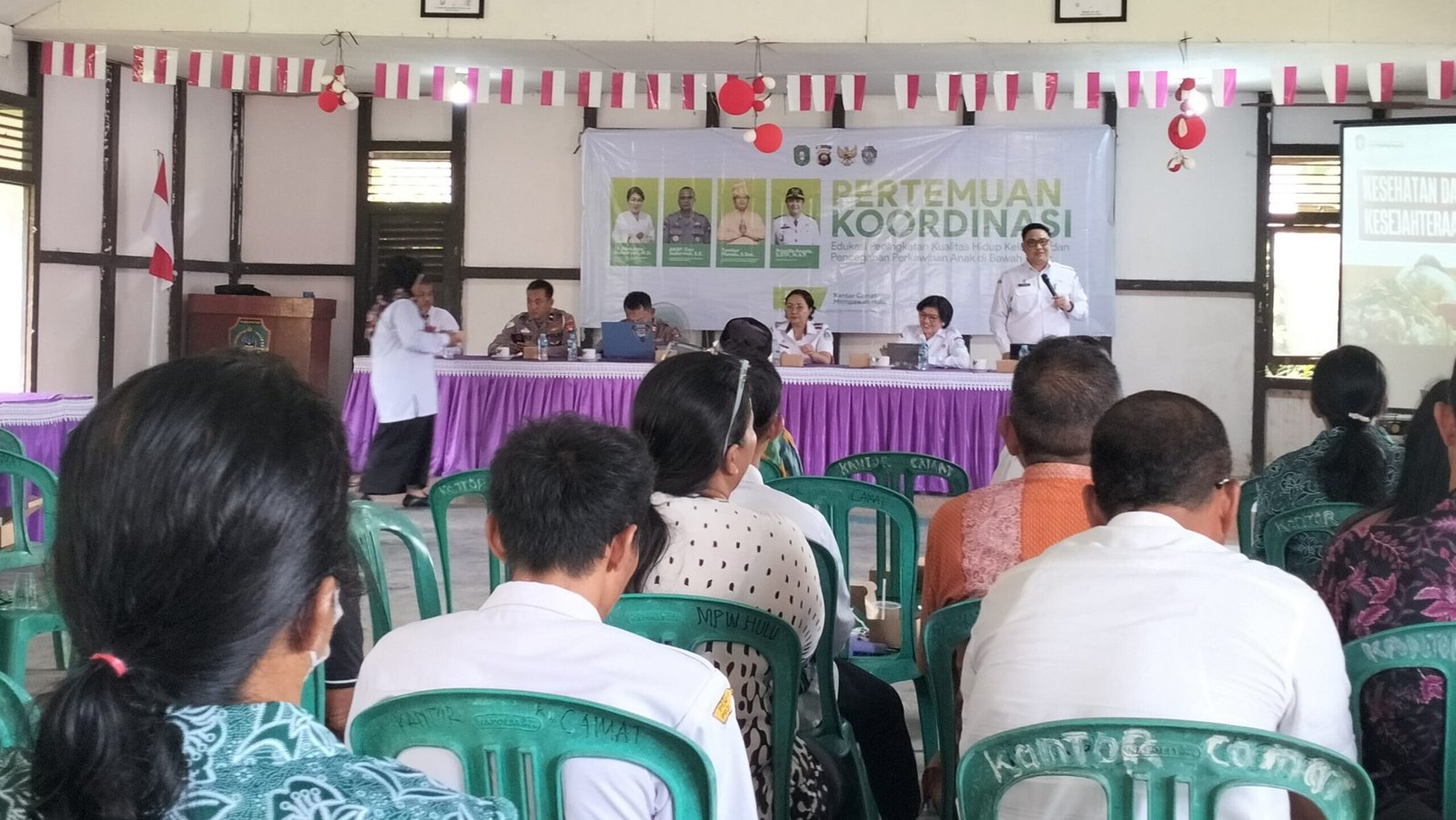 Salah satu narasumber memberikan materi dalam pertemuan koordinasi dan edukasi untuk cegah perkawinan anak di Aula Kantor Camat Mempawah Hulu, Rabu (10/9/2025). Kegiatan ini dihadiri berbagai elemen masyarakat dan pemerintahan.