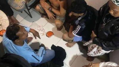 Suasana saat personel Polsek Sekayam menggerebek kediaman seorang terduga pelaku peredaran narkoba di Sanggau.