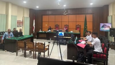 Suasana sidang pembacaan putusan praperadilan di Pengadilan Negeri Pontianak, Kamis (11/9/2025), yang menolak gugatan istri tersangka AG. Foto: HO/Faktakalbar.id