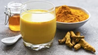 "Cari minuman sehat yang pas saat hujan? Temukan pilihan terbaik seperti wedang jahe, teh hijau, dan susu kunyit untuk menghangatkan tubuh dan jaga daya tahan. "