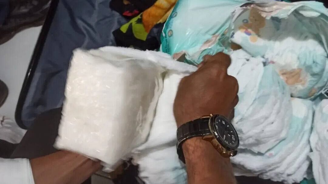 Barang bukti narkotika jenis sabu yang ditemukan Tim Satresnarkoba Polres Kubu Raya di dalam koper tak bertuan, disembunyikan di antara popok bayi di Bandara Supadio.