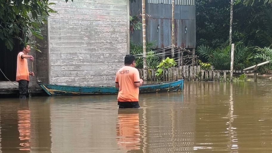 Petugas BPBD Kabupaten Ketapang dan tim gabungan bergerak cepat melakukan kaji cepat dan membantu warga yang terdampak banjir di Kecamatan Manis Mata.