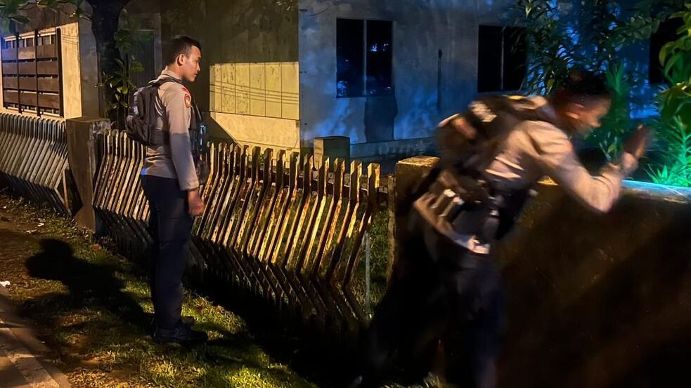 Tim Patroli Enggang Polresta Pontianak di TKP pembobolan rumah kosong. (Dok. Polresta Pontianak)