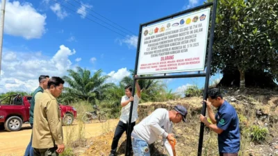 Tim Satuan Tugas Penerbitan Kawasan Hutan Berau melaksanakan kegiatan pemasangan plang penertiban kawasan hutan di Desa Tepian Buah, Kecamatan Segah (Dok. Kejari Berau)
