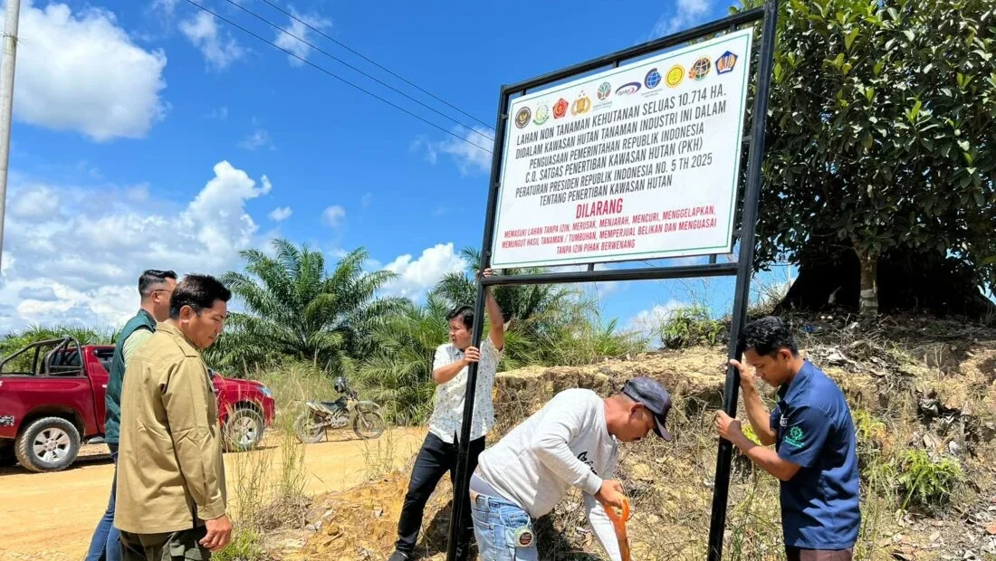 Tim Satuan Tugas Penerbitan Kawasan Hutan Berau melaksanakan kegiatan pemasangan plang penertiban kawasan hutan di Desa Tepian Buah, Kecamatan Segah (Dok. Kejari Berau)