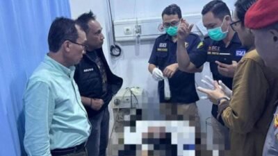 Tim Inafis Polresta Pontianak saat melakukan identifikasi jenazah korban bunuh diri yang aksinya disiarkan langsung di media sosial, Kamis (11/9/2025). (Dok. Polresta Pontianak)