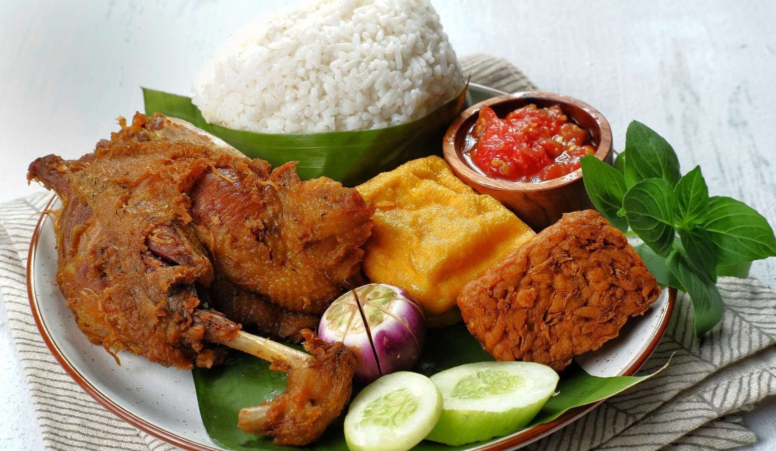 "Sering mengantuk setelah makan siang? Pilih menu yang tepat untuk tetap bertenaga dan produktif. Ketahui kombinasi makanan yang bisa mencegah rasa kantuk."