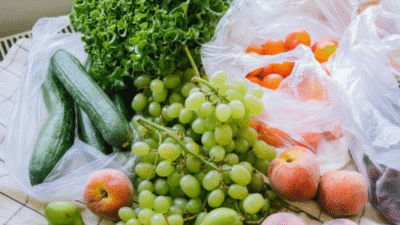 "Tidak punya kulkas? Simak 5 trik jitu menyimpan sayuran agar tetap segar lebih lama, mulai dari menggunakan kertas koran hingga merendam batangnya di air."