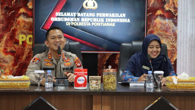 Wakapolresta Pontianak, AKBP Hendrawan, bersama Ketua Perwakilan Ombudsman RI Kalbar, Tariyah, saat memberikan keterangan dalam pertemuan di Ballroom Polresta Pontianak.