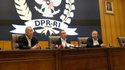 Wakil Ketua DPR RI, Sufmi Dasco Ahmad, telah menandatangani surat resmi penugasan Mahkamah Kehormatan Dewan (MKD) untuk menindaklanjuti penonaktifan anggota DPR. Langkah ini merupakan bagian dari respons DPR terhadap tuntutan publik untuk reformasi internal dan transparansi.