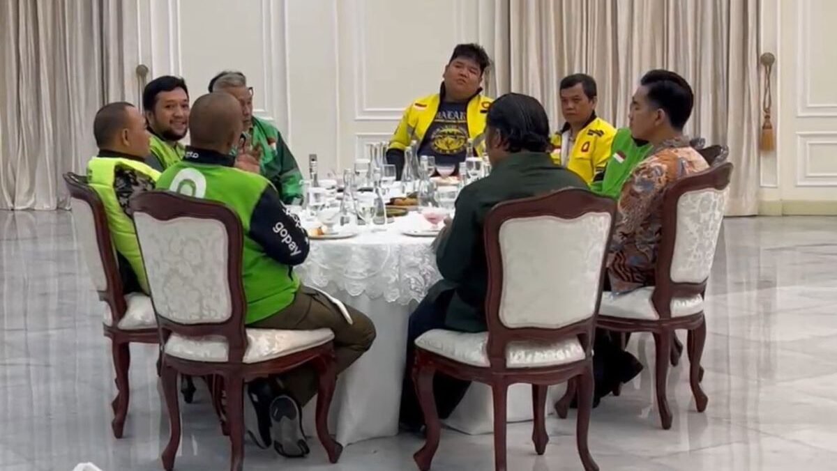 Wakil Presiden Gibran Rakabuming Raka saat berdialog dengan perwakilan pengemudi ojek online di Istana Wakil Presiden, Jakarta, Minggu (31/8). Pertemuan ini menuai beragam komentar dari warganet terkait penampilan para perwakilan.