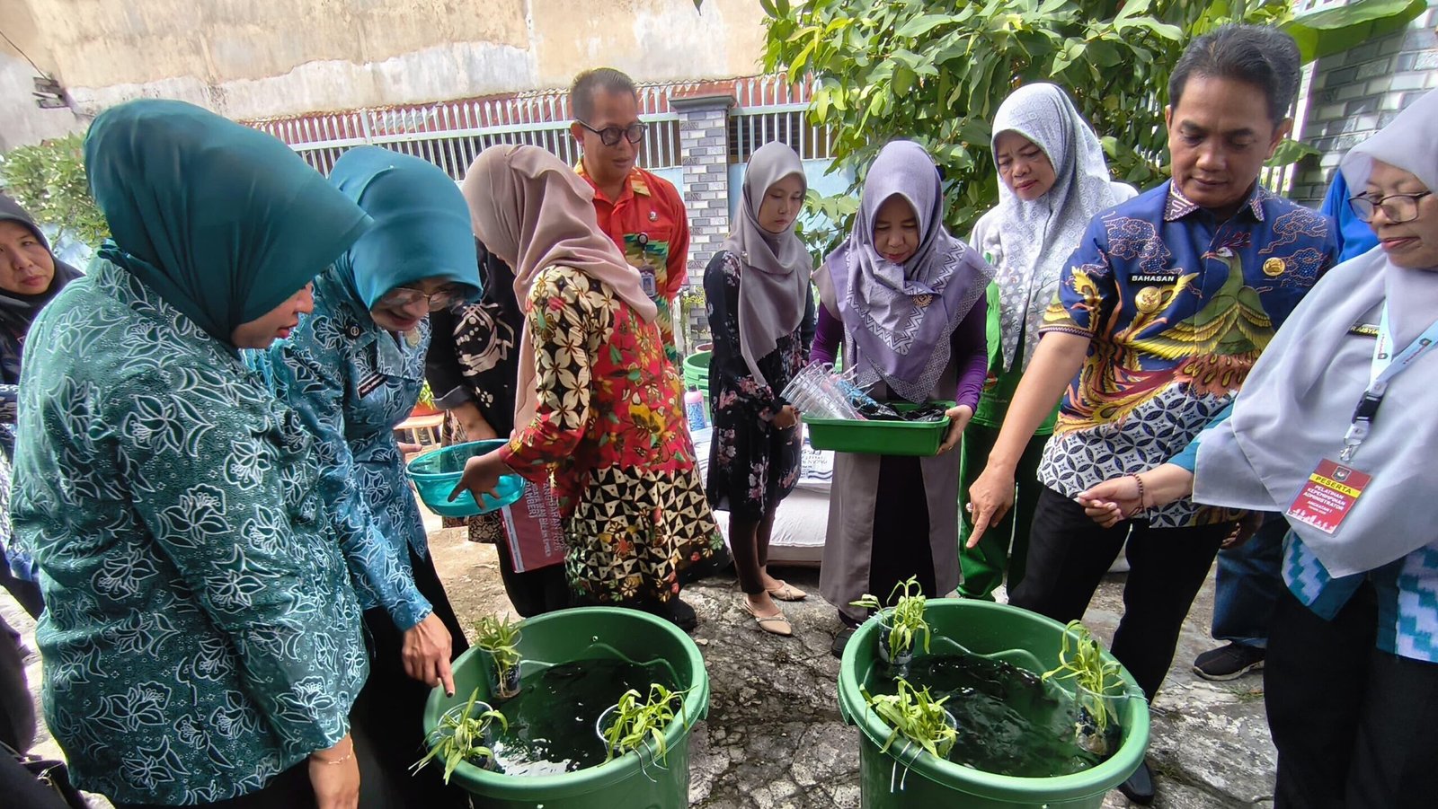 Wakil Wali Kota Pontianak Bahasan bersama Ketua TP PKK Kota Pontianak Yanieta Arbiastutie Kamtono, memasukkan bibit ikan lele ke dalam ember untuk budidaya.