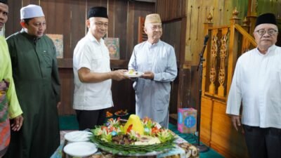 Wali Kota Pontianak Edi Rusdi Kamtono menyerahkan potongan nasi tumpeng menandai diresmikannya Masjid Kayu As Syukur.