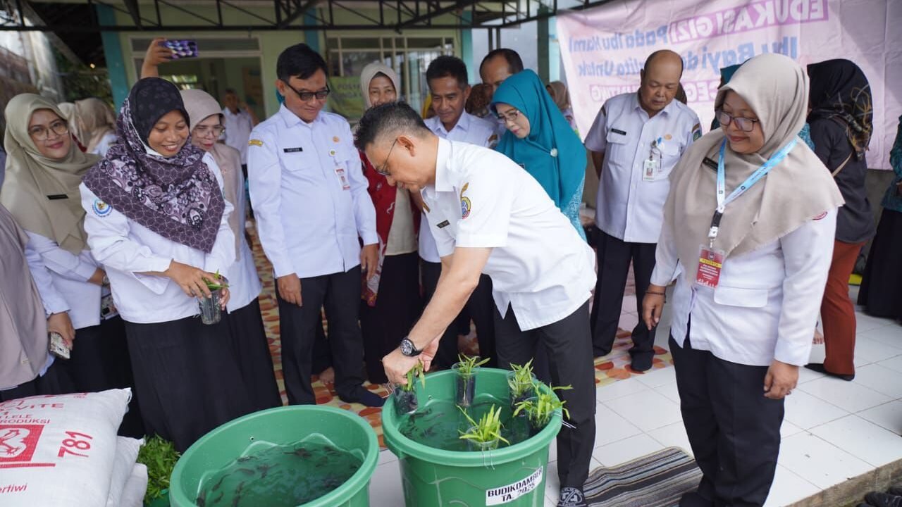 Wali Kota Pontianak, Edi Rusdi Kamtono, secara simbolis menyerahkan paket bantuan Budikdamber di Posyandu Bunga Rampai sebagai bagian dari program PITSA untuk menekan stunting dan inflasi.