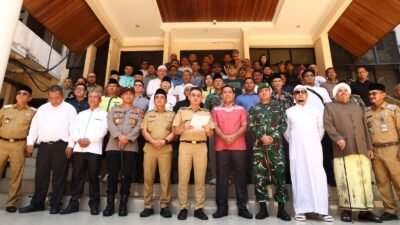 Wali Kota Pontianak Edi Rusdi Kamtono bersama Forkopimda, tokoh agama, tokoh masyarakat, organisasi masyarakat, organisasi kepemudaan dan seluruh elemen masyarakat menyampaikan pernyataan sikap terkait aksi demonstrasi.