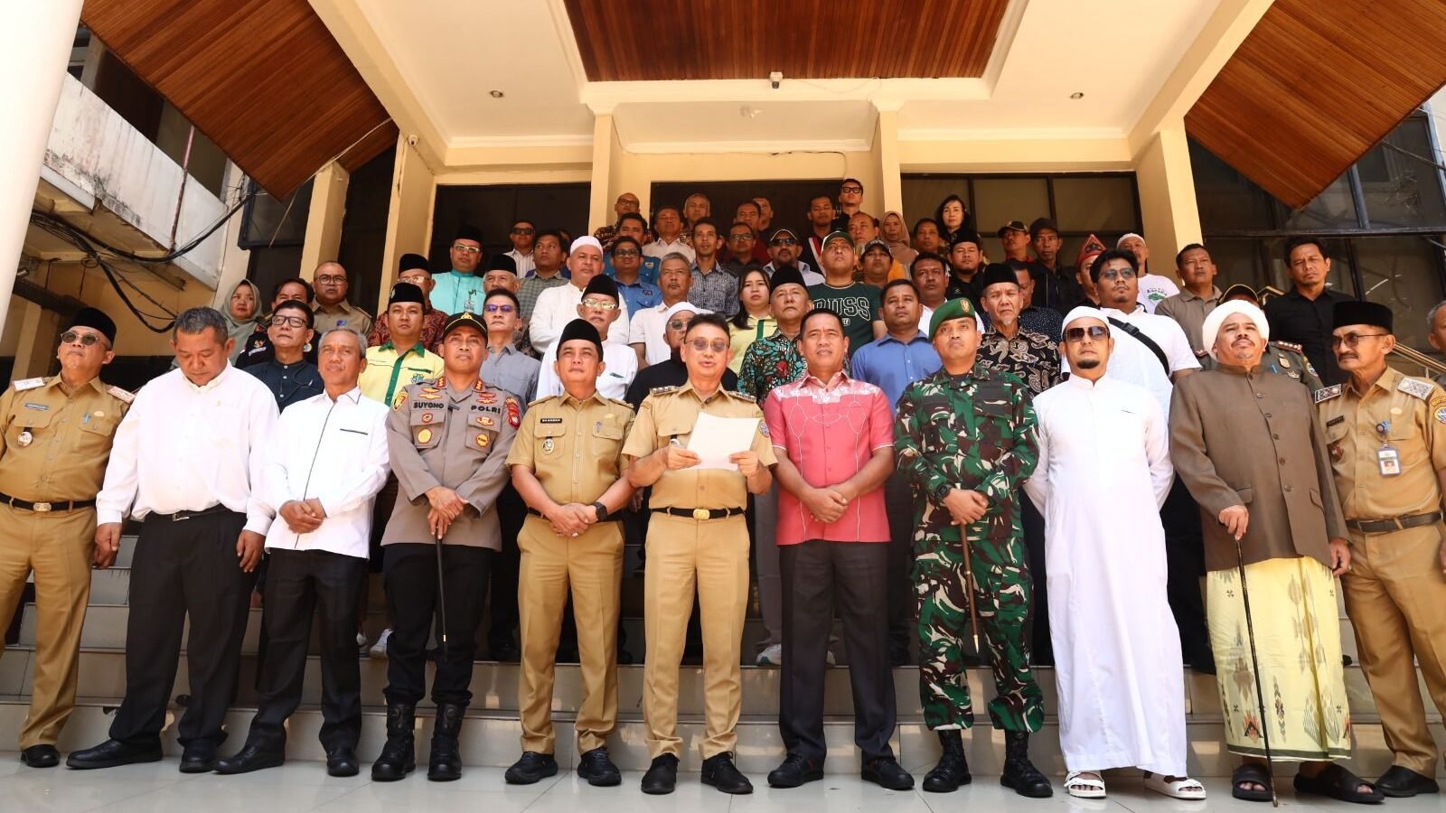 Wali Kota Pontianak Edi Rusdi Kamtono bersama Forkopimda, tokoh agama, tokoh masyarakat, organisasi masyarakat, organisasi kepemudaan dan seluruh elemen masyarakat menyampaikan pernyataan sikap terkait aksi demonstrasi.