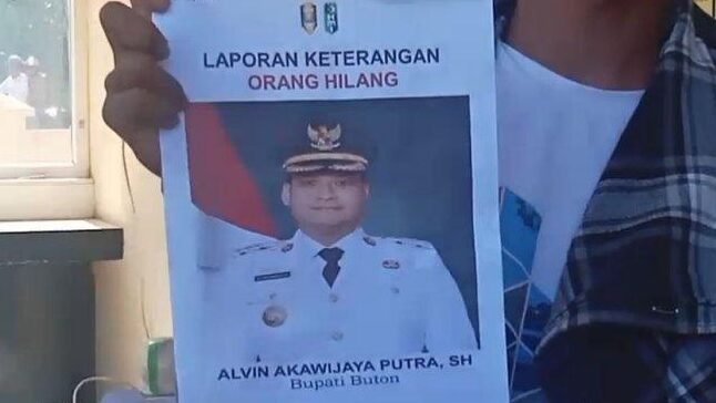 "Bupati Buton dilaporkan hilang oleh puluhan warga dan mahasiswa. Wakil Bupati membantah dan menyebut Bupati Alvin Akawijaya Putra sedang bertugas di Jakarta. "