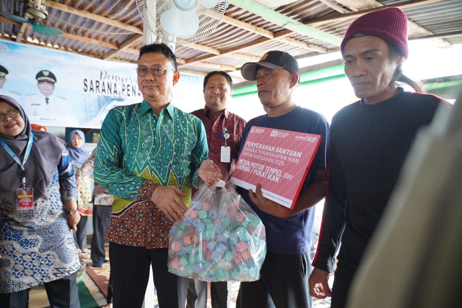 "Pj Wali Kota Edi Rusdi Kamtono serahkan bantuan 18 paket peralatan mesin motor dan pukat untuk nelayan di Pontianak Barat."