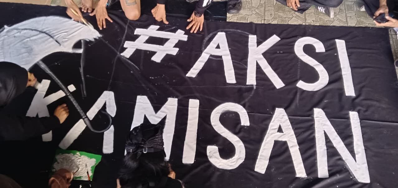 "Aksi Kamisan kembali digelar di Pontianak, menuntut kejelasan kasus pelanggaran HAM dan mengecam tindakan represif aparat. "