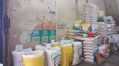 "Beras SPHP menjadi pilihan utama masyarakat Pontianak karena harganya yang paling terjangkau. Simak penjelasan penjual beras di Pontianak"