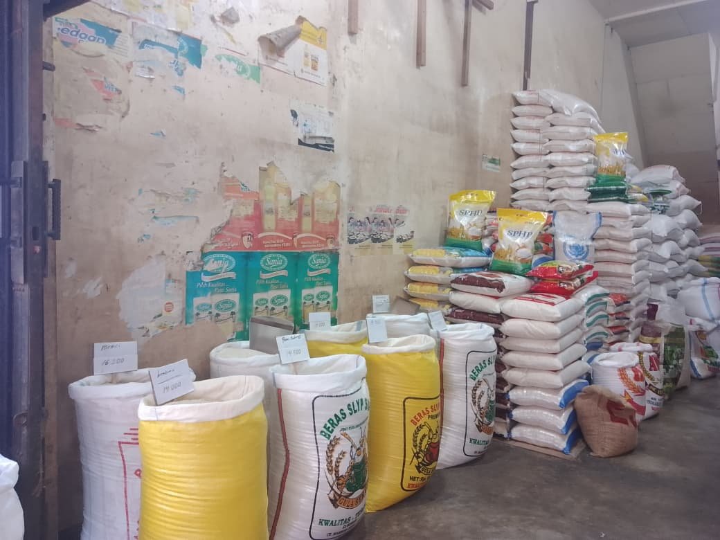 "Beras SPHP menjadi pilihan utama masyarakat Pontianak karena harganya yang paling terjangkau. Simak penjelasan penjual beras di Pontianak"