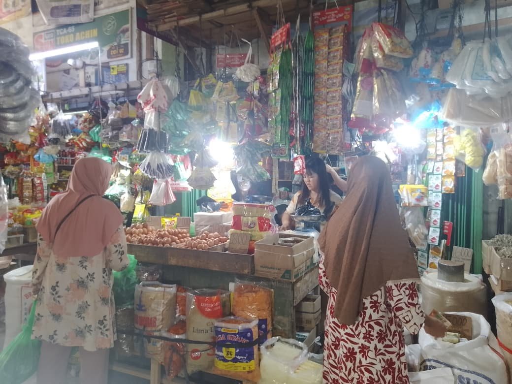 "Beras SPHP kini jadi pilihan utama di Pontianak, menyebabkan penjualan beras lain melambat. Penjual di Pasar Teratai, Anyun, menjelaskan dampaknya."