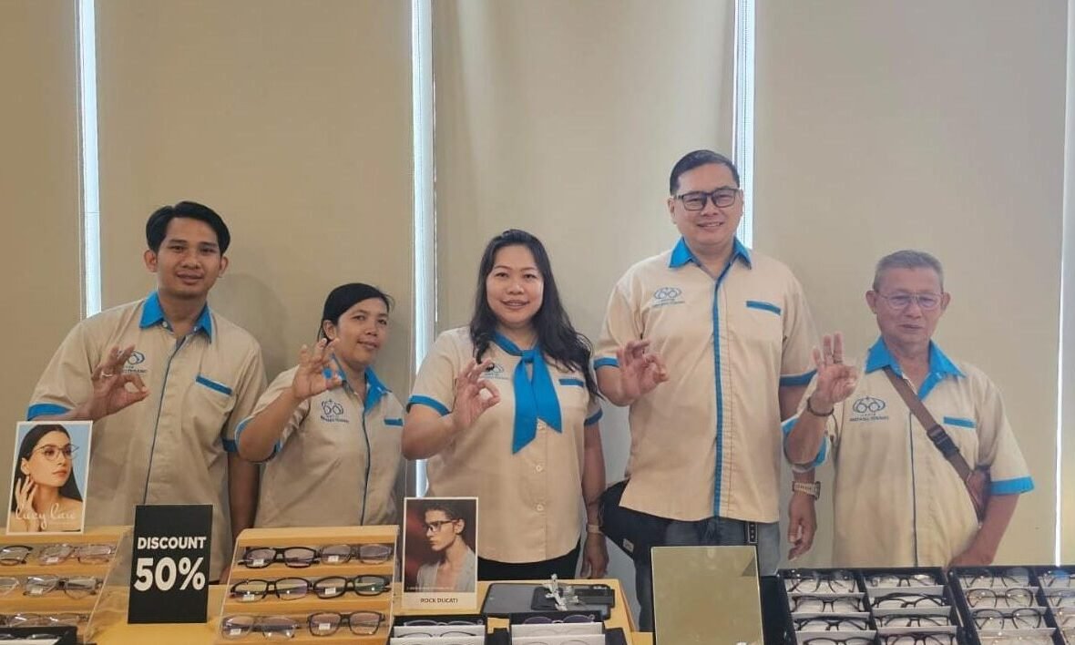 "Harris Hotel Pontianak mengadakan kelas yoga perdana "Inside Flow Yoga" dengan fokus pada kesehatan tubuh dan mata, bekerja sama dengan Optik Bintang Terang."