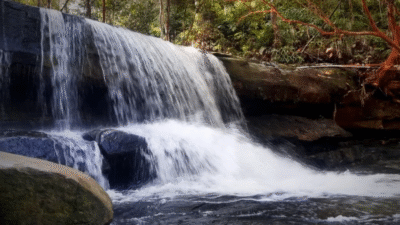 "Eksplorasi pesona alam dan budaya Sanggau, Kalimantan Barat. Temukan 9 rekomendasi tempat wisata di Sanggau, mulai dari air terjun, perbukitan, hingga peninggalan sejarah."