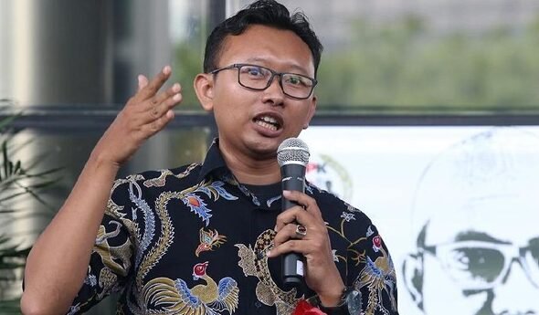 "YLBHI kecewa terhadap putusan Mahkamah Konstitusi yang menolak gugatan UU TNI. Ketua YLBHI Muhammad Isnur menyoroti dissenting opinion hakim dan manipulasi proses legislasi."