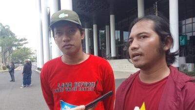 "Dalam peringatan Hari Tani Nasional, petani Kalbar mengeluhkan kualitas pupuk bersubsidi yang menurun dan sulit didapat, serta anjloknya harga komoditas pertanian."