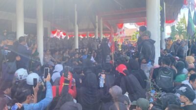 "Ratusan Massa Geruduk Kantor DPRD Kabupaten Sambas, Senin (1/9/2025). (Dok.faktakalbar)"