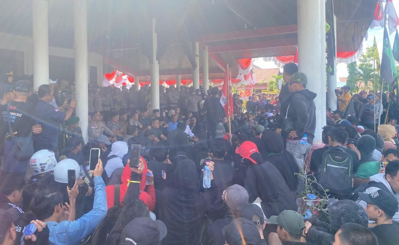 "Ratusan Massa Geruduk Kantor DPRD Kabupaten Sambas, Senin (1/9/2025). (Dok.faktakalbar)"