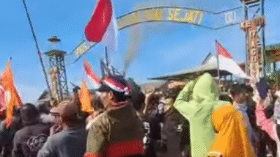 Ratusan warga Desa Teluk Bayur, Kecamatan Sungai Laur, Kabupaten Ketapang, melakukan aksi demonstrasi di depan gerbang PT Prakarsa Tani Sejati, Selasa (23/09/2025)