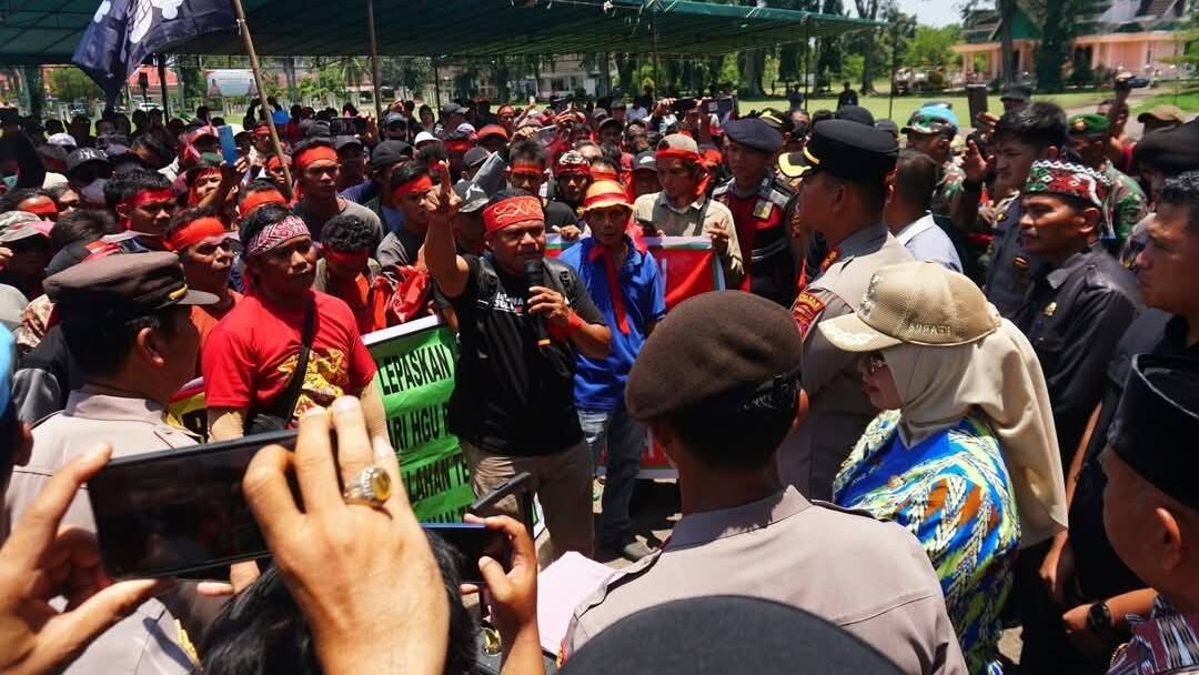 Bupati Mempawah, Erlina, menemui langsung ratusan massa dari Desa Bumbun dan Desa Amawang yang berunjuk rasa di depan Kantor Bupati Mempawah.
