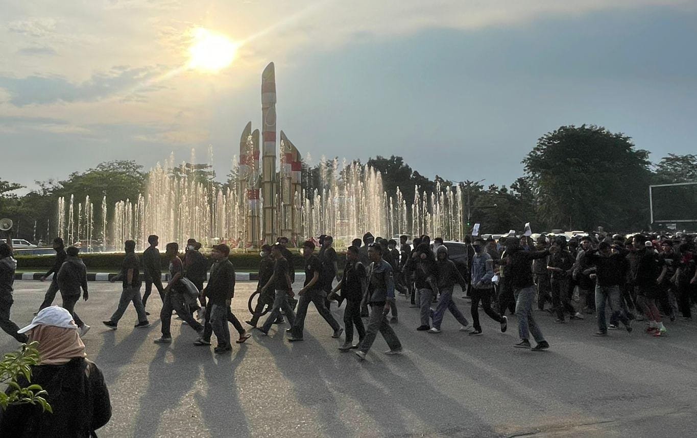 Suasana aksi demonstrasi Aliansi Mahasiswa Kalbar di depan Gedung DPRD Provinsi di Jalan Ahmad Yani, Pontianak. (Dok. Faktakalbar.id/dhn)