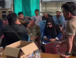 Aksi Protes Warga Desa Parit Baru Tuntut Pemberhentian Kades Atas Dugaan Penjualan Aset Tanah