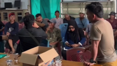 Warga Desa Parit Baru, Kecamatan Salatiga, Kabupaten Sambas, melakukan aksi protes di kantor desa menuntut pemberhentian kepala desa atas dugaan penjualan aset tanah. (Dok. Ist)
