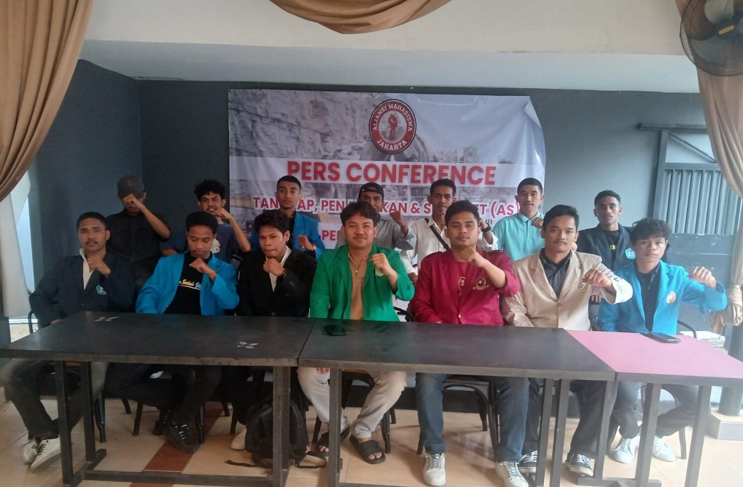 "Aliansi Mahasiswa Jakarta (AMJ) mendesak Mabes Polri dan Kejaksaan Agung untuk menangkap AS, sosok yang diduga mafia tambang bauksit di Kalimantan Barat. (Dok. Ist)"