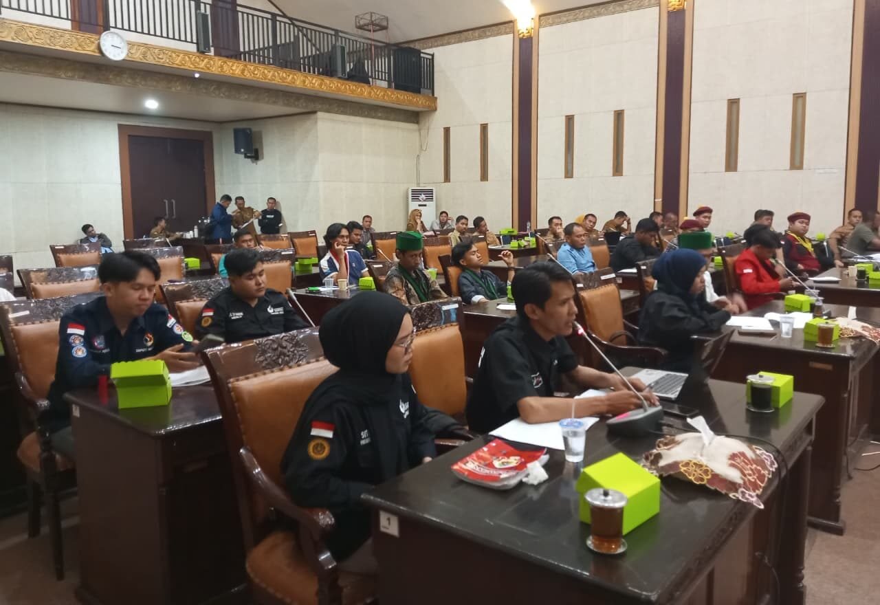 "Aliansi Sambas Bergerak, mendesak DPRD Sambas untuk konsisten menindaklanjuti tuntutan masyarakat. (Dok. Faktakalbar.id)"