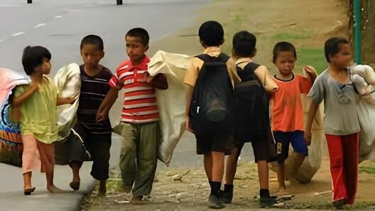 Ribuan anak di Kabupaten Ketapang masih menghadapi kendala untuk mendapatkan pendidikan. DPRD dan Dinas Pendidikan Ketapang mendesak penanganan segera untuk mengatasi masalah ini.