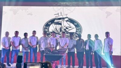 "Manajemen dan tamu undangan foto bersama dalam perayaan anniversary ke-16 Mercure dan ke-7 Ibis Pontianak, Jumat (12/9/2025). (Dok. Red/Faktakalbar.id)"