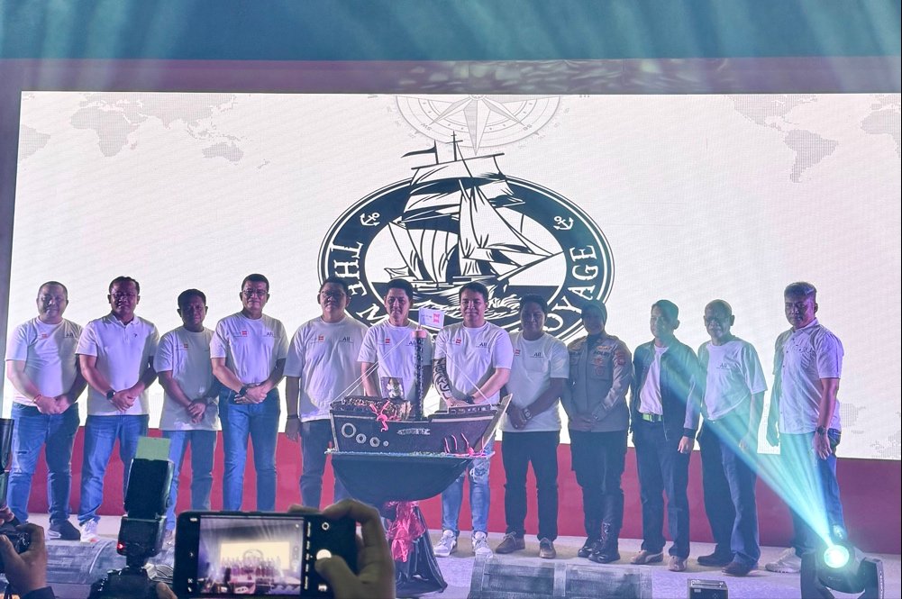 "Manajemen dan tamu undangan foto bersama dalam perayaan anniversary ke-16 Mercure dan ke-7 Ibis Pontianak, Jumat (12/9/2025). (Dok. Red/Faktakalbar.id)"