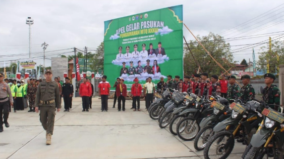 Bupati Kapuas Hulu Fransiskus Diaan memimpin Apel Gelar Pasukan Pengamanan MTQ ke-XXXIII tingkat Provinsi Kalimantan Barat yang melibatkan ratusan personel gabungan.