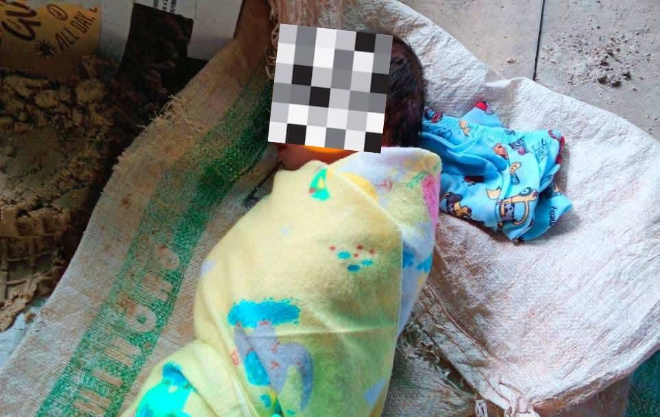 "Seorang bayi perempuan ditemukan tergeletak di teras rumah di Desa Kaliau Kecamatan Sajingan Besar, Kabupaten Sambas, Jumat (19/9/2025) sore. (Dok. Ist)"
