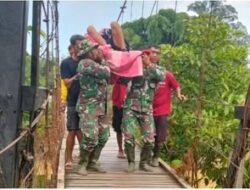 Sulitnya Akses Kesehatan, Babinsa Gotong Warga yang Sakit Seberangi Jembatan di Sekadau