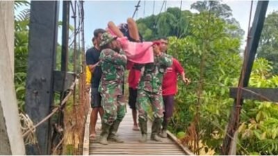 Sulitnya Akses Kesehatan, Babinsa Gotong Warga yang Sakit Seberangi Jembatan di Sekadau