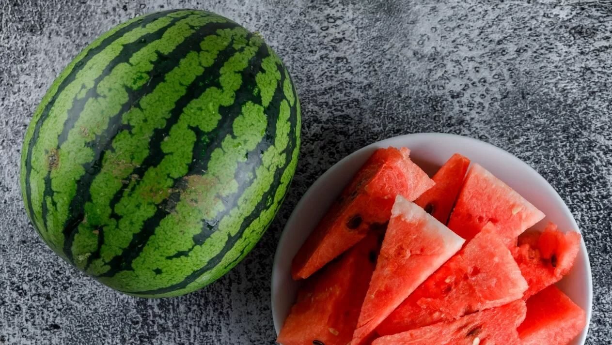 "Ketahui bahaya dan efek samping konsumsi semangka berlebihan. Dari gangguan pencernaan hingga peningkatan gula darah, baca selengkapnya untuk makan semangka dengan bijak."