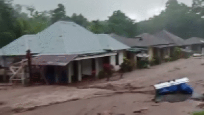 Kondisi banjir bandang di wilayah Kecamatan Mauponggo, Kabupaten Nagekeo, NTT, Senin (8/9/2025). Sumber Foto: BPBD Kabupaten NagekeoKondisi banjir bandang di wilayah Kecamatan Mauponggo, Kabupaten Nagekeo, NTT, Senin (8/9/2025). Sumber Foto: BPBD Kabupaten Nagekeo