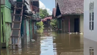 Kondisi terkini banjir yang merendam Desa Paal, pusat kota Nanga Pinoh, Melawi, tampak rumah warga tergenang air keruh setinggi lutut orang dewasa.
