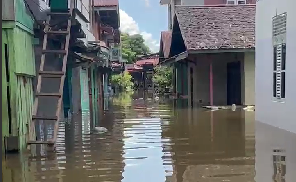 Kondisi terkini banjir yang merendam Desa Paal, pusat kota Nanga Pinoh, Melawi, tampak rumah warga tergenang air keruh setinggi lutut orang dewasa.